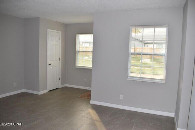 Building Photo - 4006 E 11th St