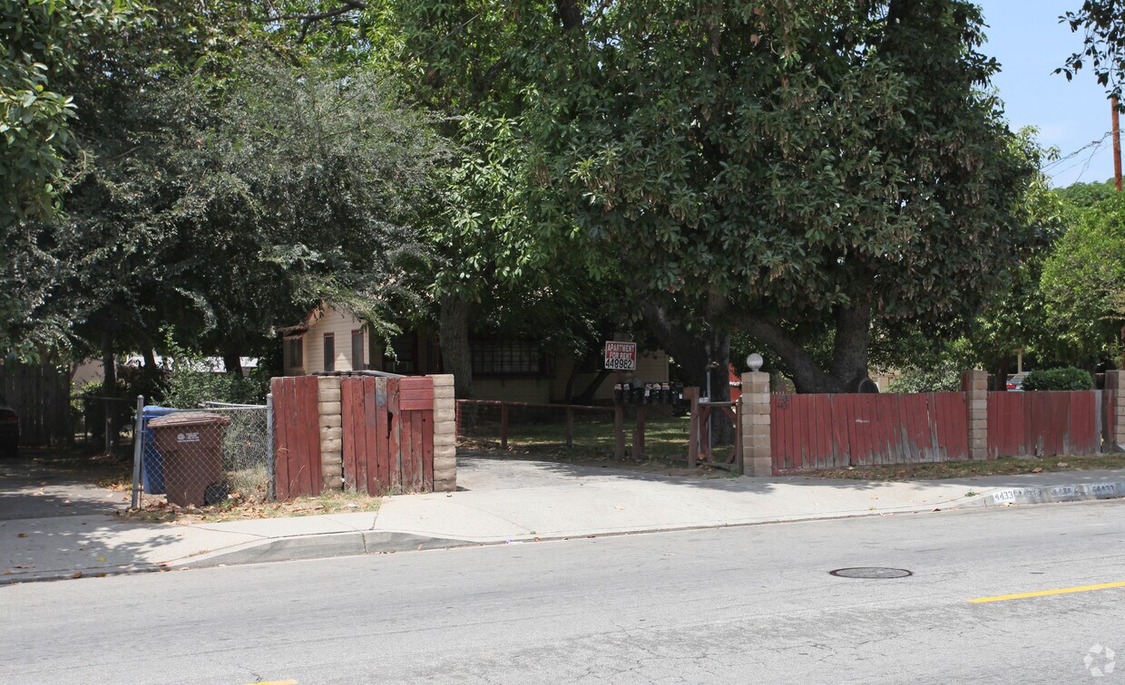 Foto del edificio - 4441-4449 Cogswell Rd