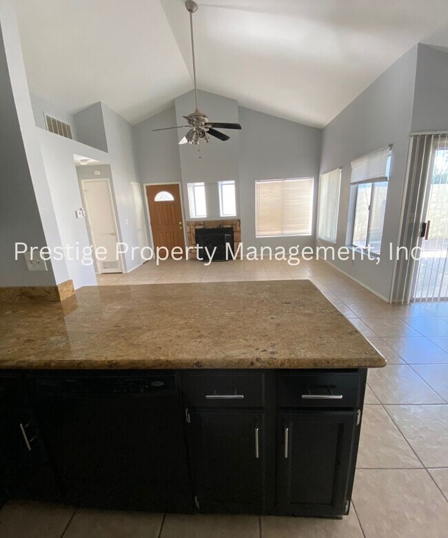 Building Photo - West Side Townhome just  steps away from the community pool!!!