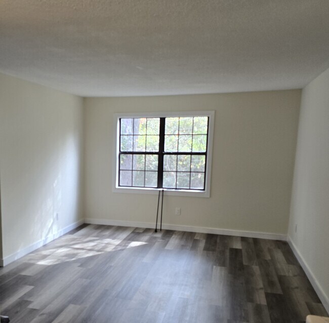 Building Photo - 103 Walsh Ln