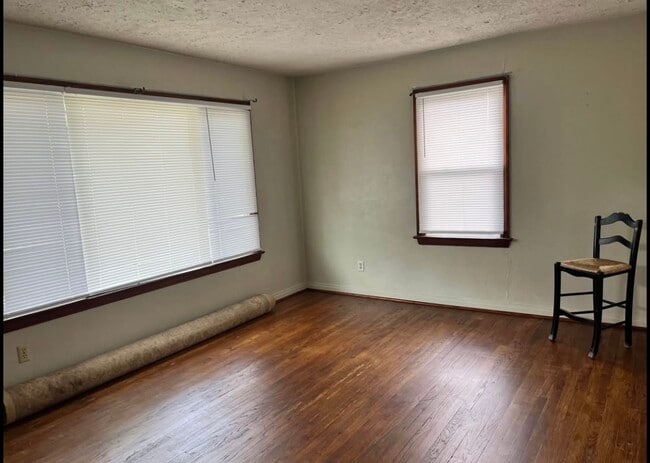 Foto del edificio - 1135 Harwood Rd