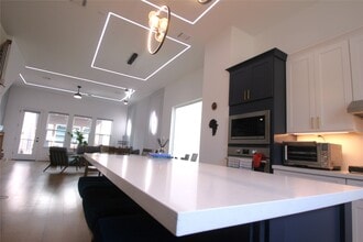 Building Photo - 861 Fisher St