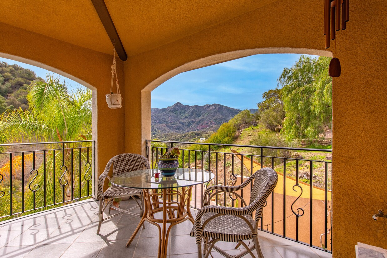 Foto principal - 2529 Topanga Skyline Dr