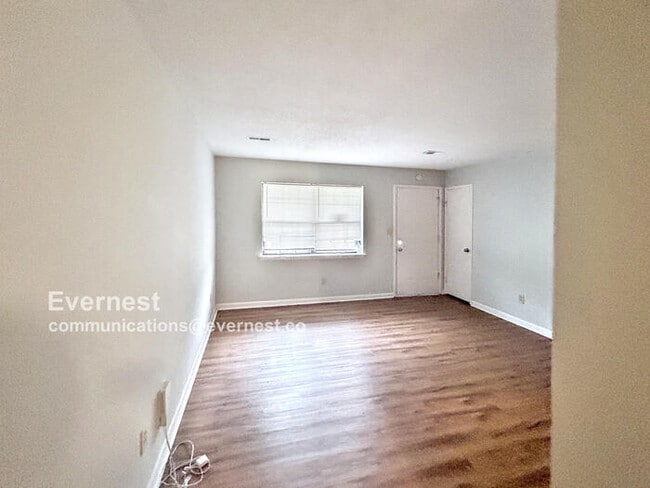 Building Photo - Charming 3-Bedroom Home with Fenced Backya...