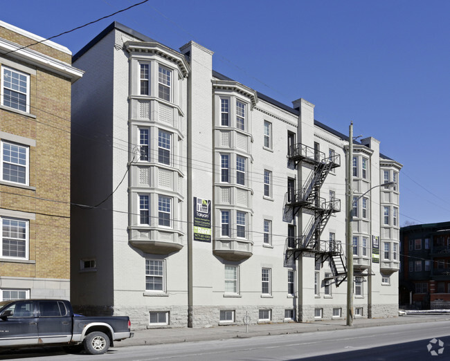 Photo du bâtiment - Daly Court Apartments