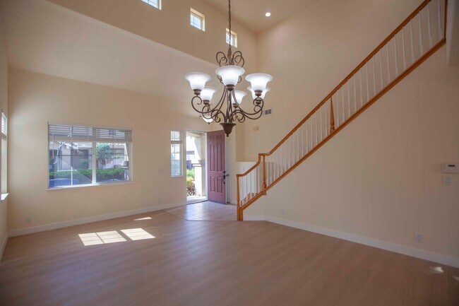 Foto del edificio - Spacious 5BR/3BA Home with Cathedral Ceili...