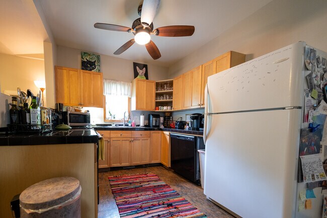 Foto del edificio - 718 19th Ave NE