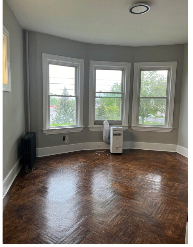 Main Bed - 52 Grand Ave