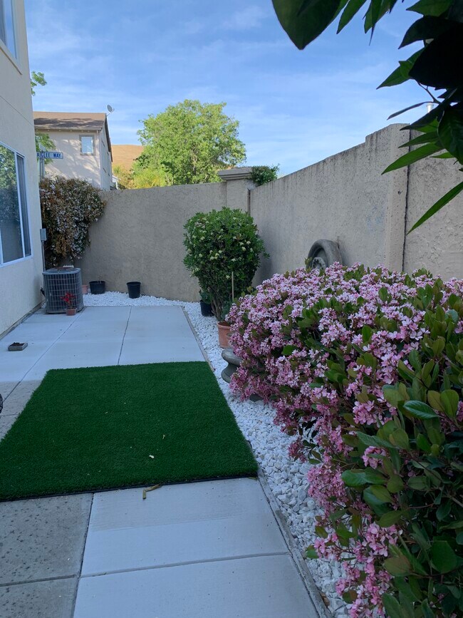 Foto del edificio - 2201 S Donovan Way