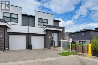 Building Photo - 499 Sophia Cres