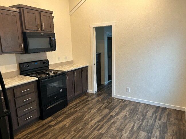 Foto del edificio - 5215 Crestway Rd