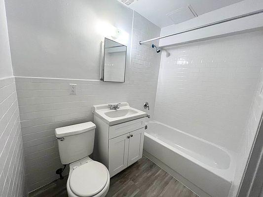 Foto del edificio - 3 bedroom in BRONX NY 10459