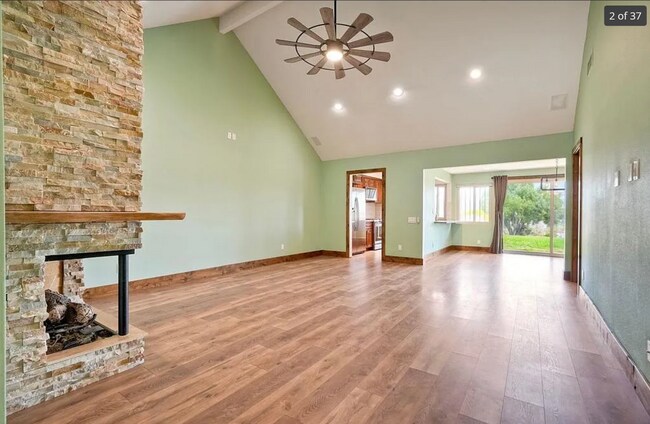 Sala de estar con techos altos abovedados y diseño de concepto abierto para la cocina y el comedor. - 14787 Caminito Orense Oeste