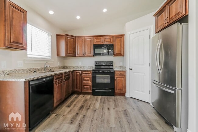 Foto del edificio - 2251 E Maple Dr