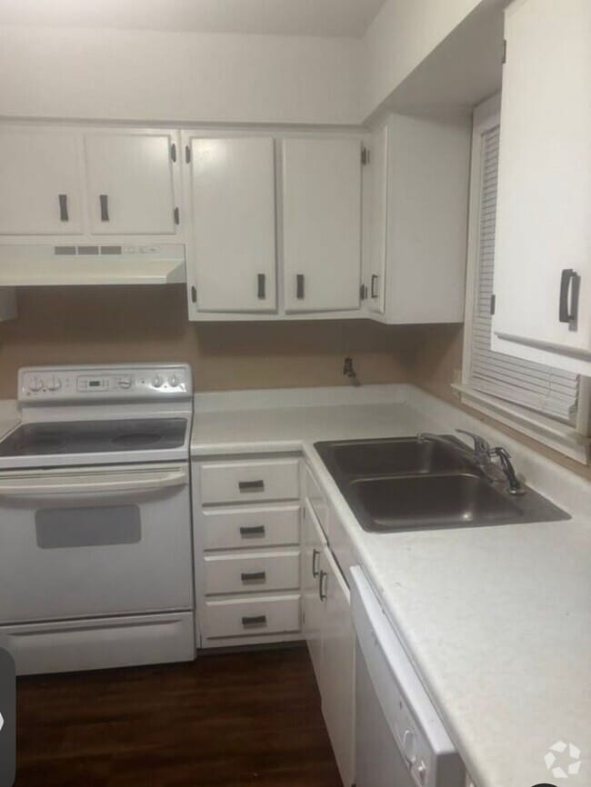 Building Photo - 2220 Oakwood Ln