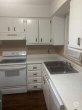 Building Photo - 2220 Oakwood Ln