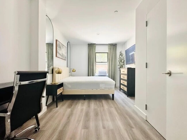 Building Photo - Furnished room/NOT APARTMENT