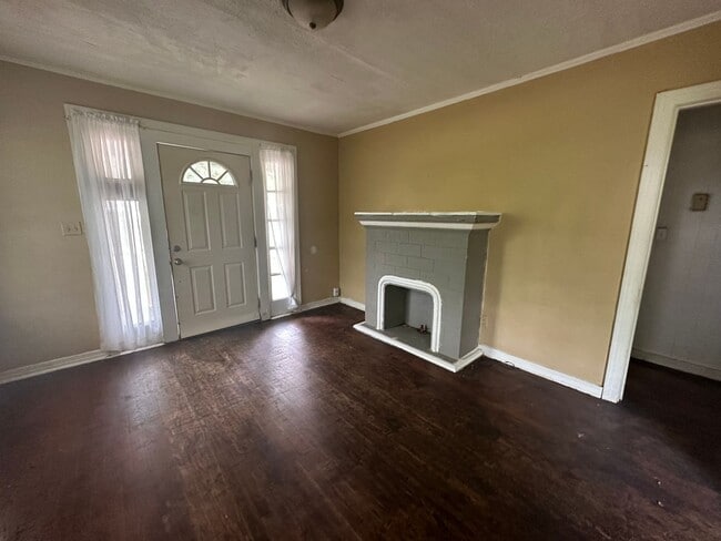 Building Photo - Large 3 Bedroom House