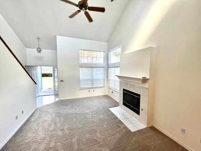 Building Photo - 230 Parkwood Cir