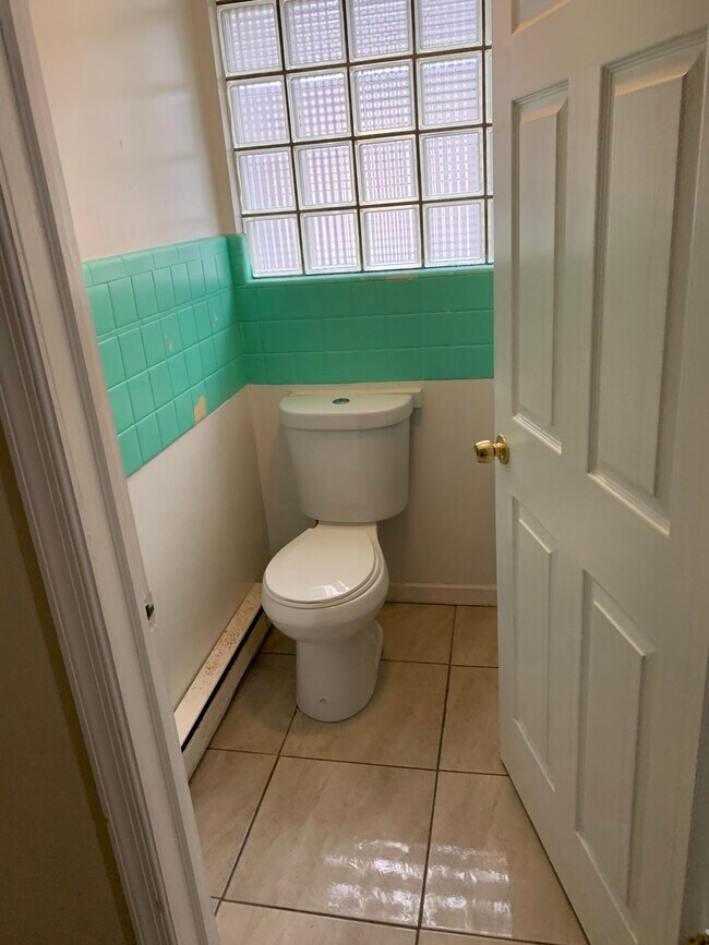 Building Photo - 812 Quincy Avenue, Unit 2nd floor