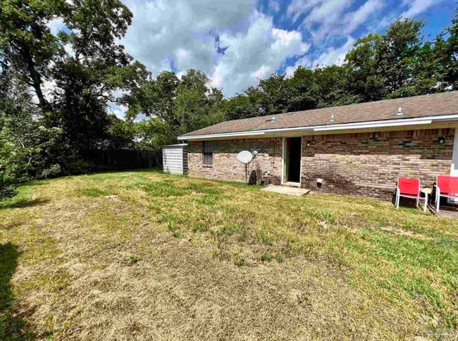 Building Photo - 2114 Hollyhill Rd