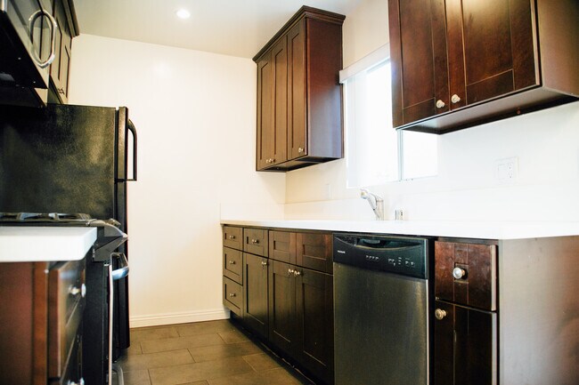 Foto del edificio - Newly renovated upper unit in quiet neighb...