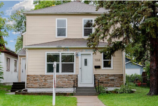 Building Photo - REMOLDED 3 BED AND 1 BATH LOCATED IN COLOU...