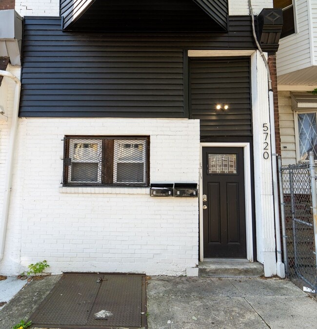 Building Photo - Newly renovated 1 bedroom 1st Fl Unit