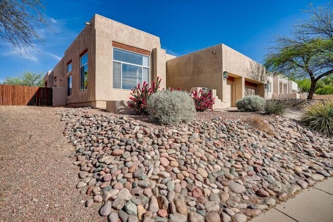 Foto del edificio - Great 3 Bedroom 2 Bath Home with Den & 3 C...