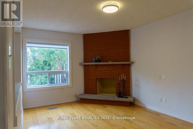 Building Photo - 1048 Charminster Crescent