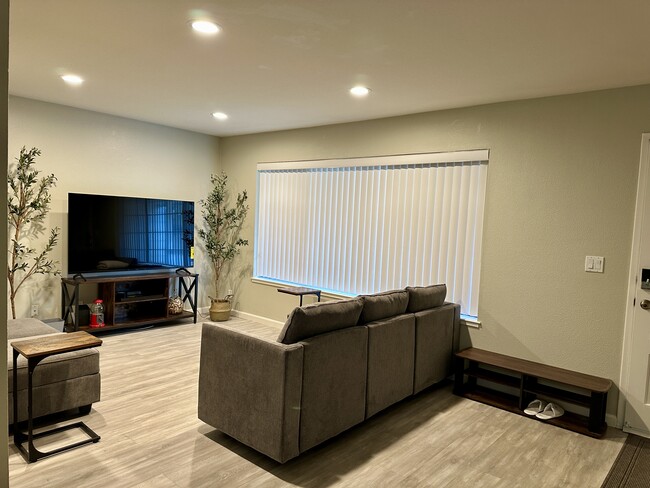 Foto del edificio - 6765 Yount St