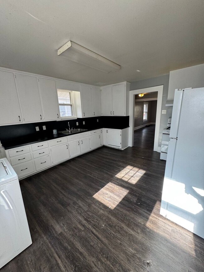 Building Photo - 3 bedroom/1 bath house