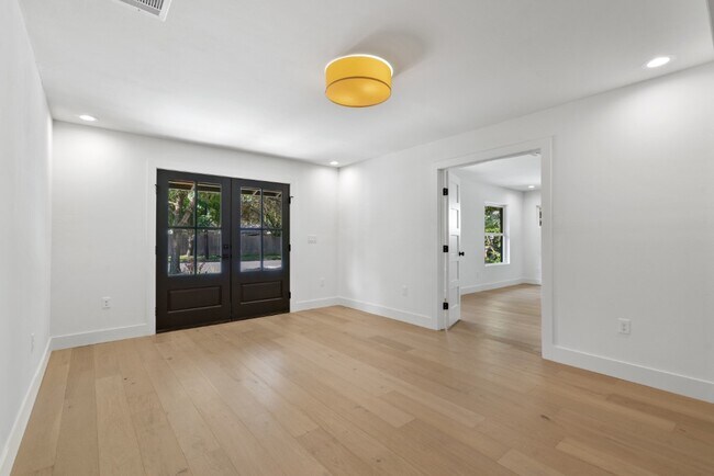 Building Photo - 1520 Villanova Dr
