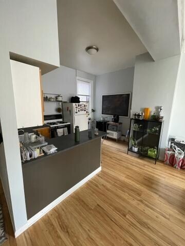 Kitchen, eat-in area - 605 N 11th St