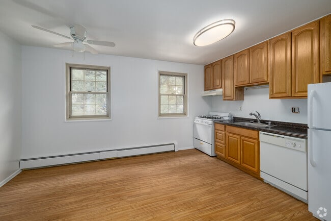 1BR, 1BA - 696SF - Kitchen - Madison Apartments