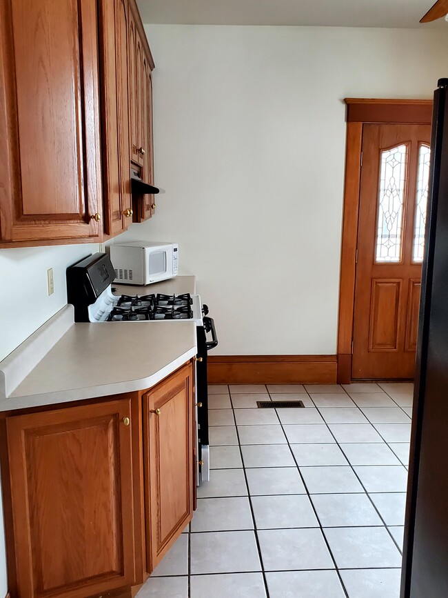 Kitchen (north) - 204 Crawford Ave