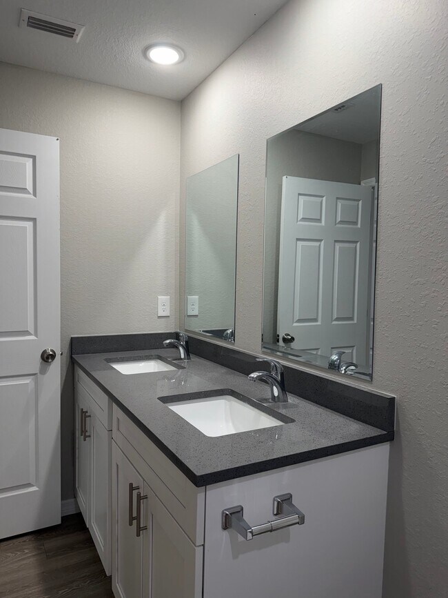 Foto del edificio - 6054 N Moss Cir