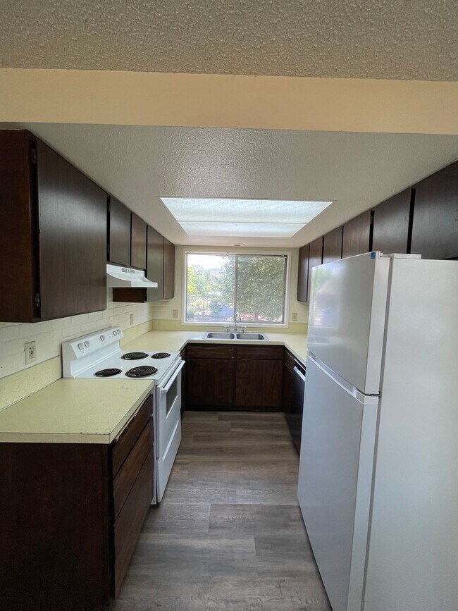 Foto del edificio - 3 Bed 1.5 Bath Townhouse