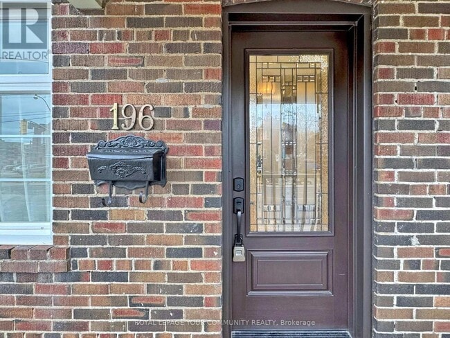 Photo du bâtiment - 196 Lawrence Ave W
