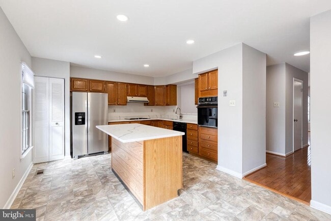 Building Photo - 38 Tudor Ct