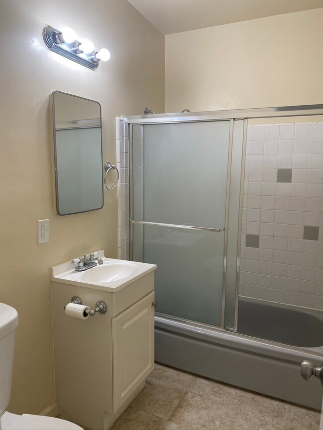 Building Photo - Windsor 526