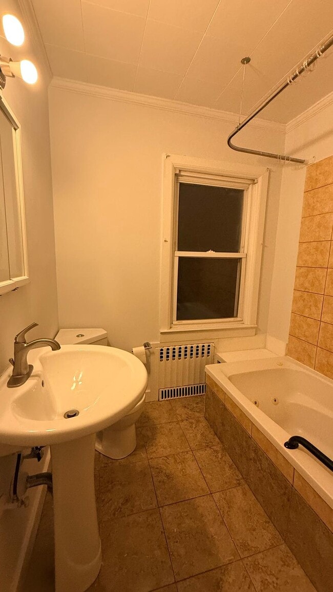 Building Photo - 11 Saratoga Ave