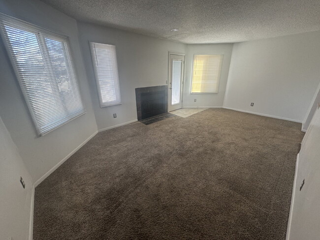 Building Photo - 1 bedroom apartment with in-unit laundry, ...