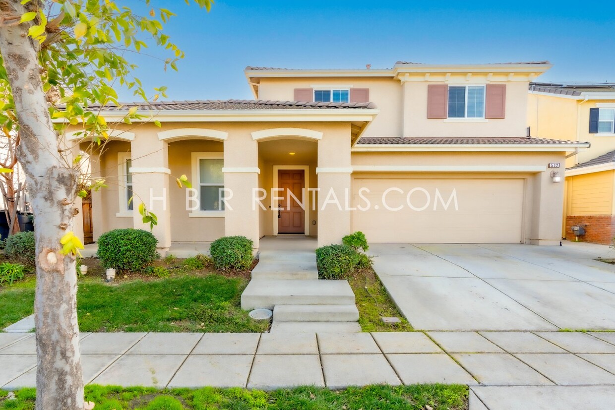 Foto principal - Spacious 4-Bed, 3-Bath Home with a Beautif...