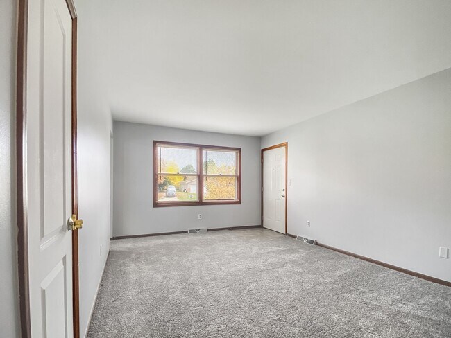 Foto del edificio - 5969 Crestmoor Dr SE