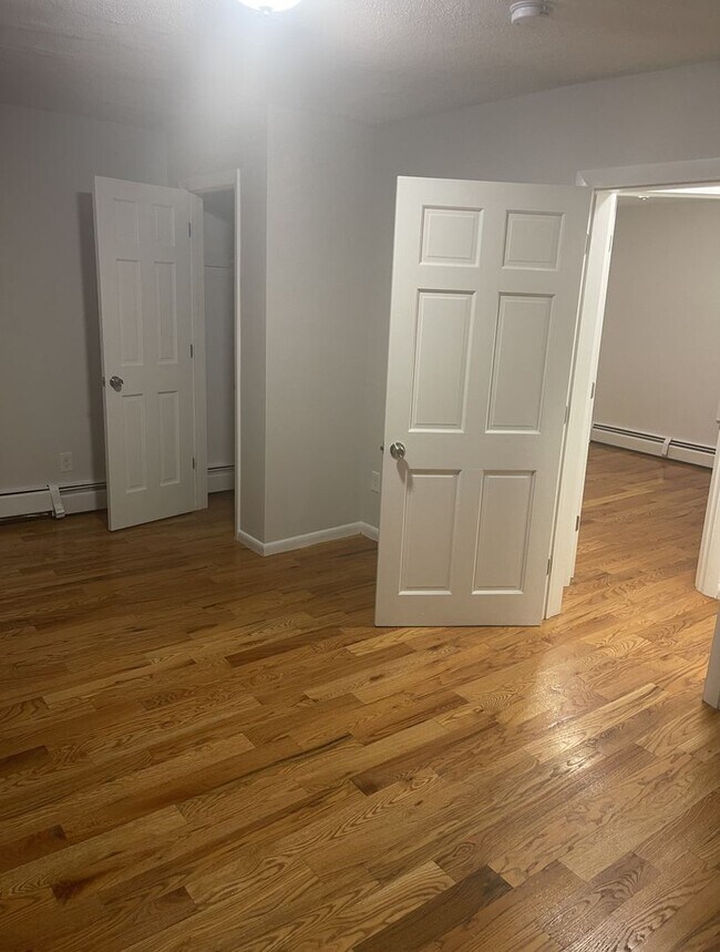 Building Photo - Off-Moody affordable 1-bed w/parking