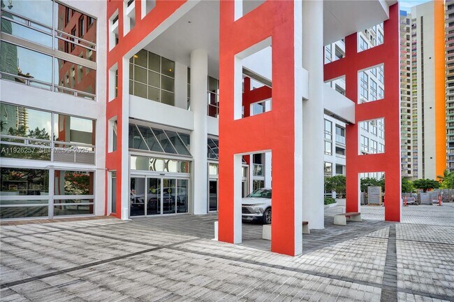 Building Photo - 1541 Brickell Ave