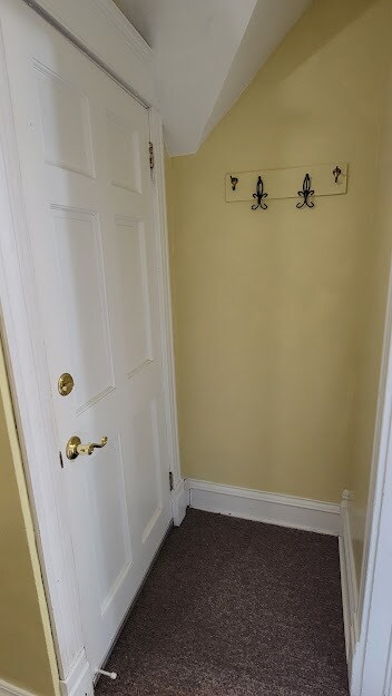 Entryway - 136 1st St