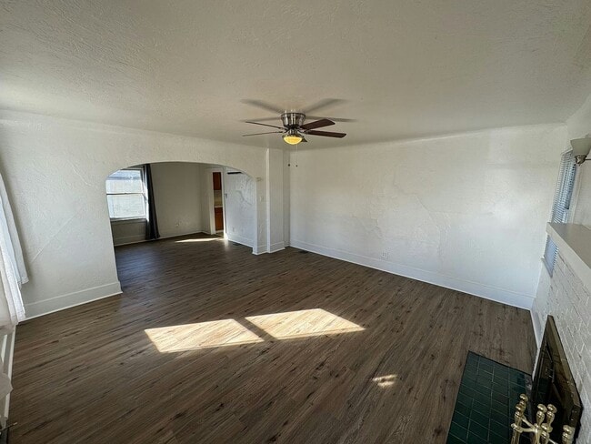 Building Photo - 715 W 6th St