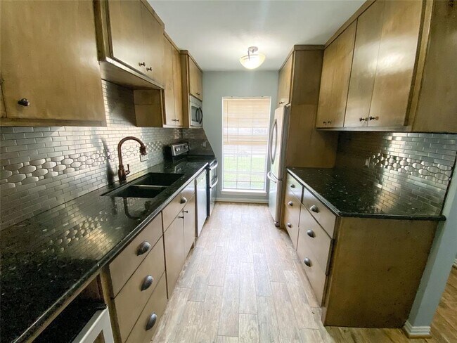 Building Photo - 6342 Chevy Chase Dr